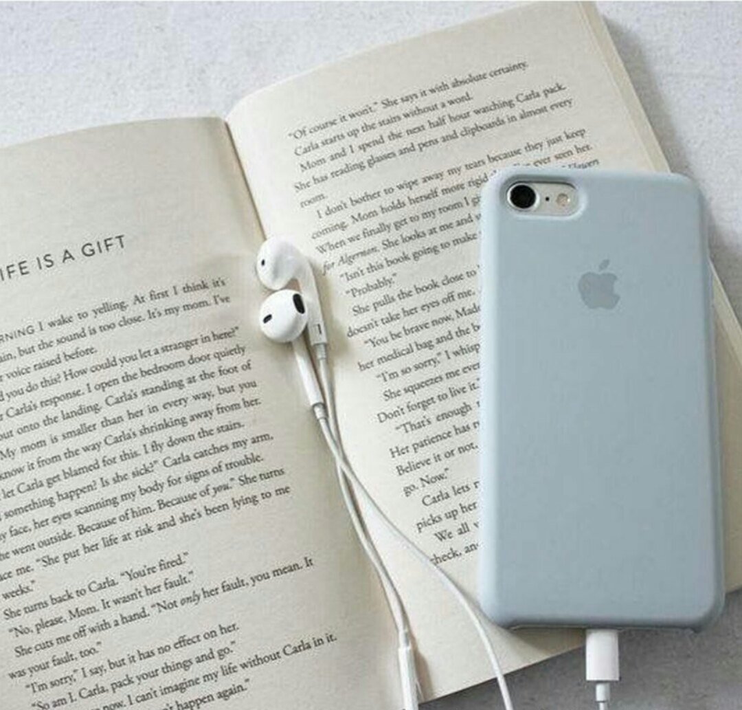 Что удобнее и правильнее, читать бумажную или электронную книгу?