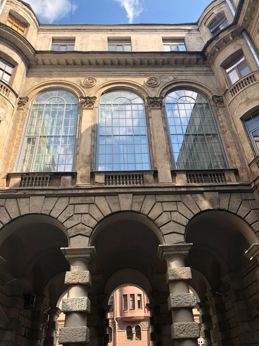 Питер - город контрастов. Только тут могут делить один этаж архитектурного памятника зажиточные россияне и нищие русские.