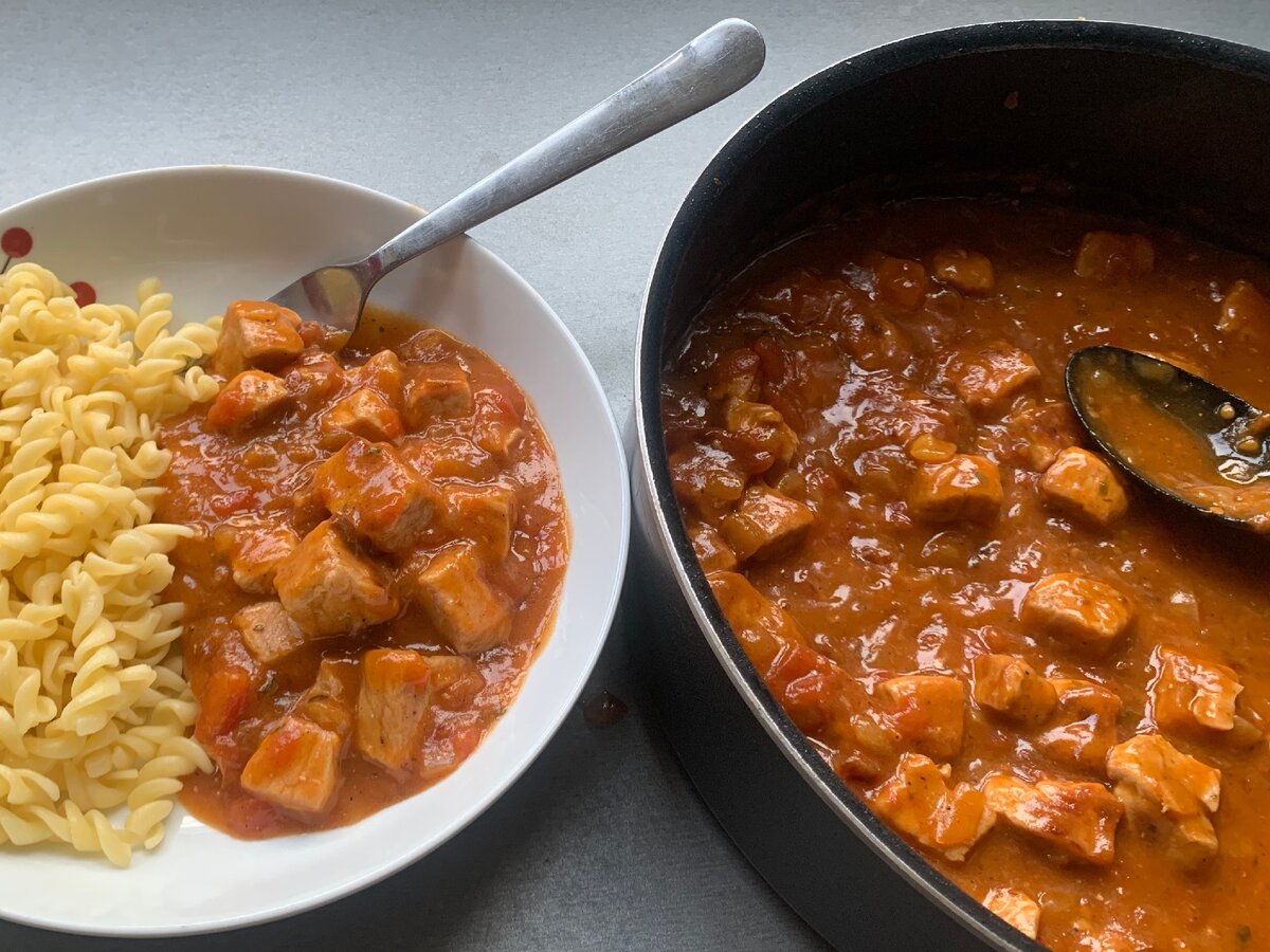 Гуляш из свинины с мукой и томатной. Гулыш из свинины с подливой. Гуляш из свинины с подливкой. Свинина гуляш с подливкой. Армянский гуляш.