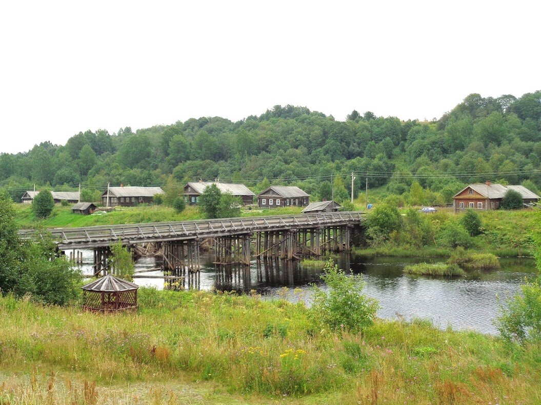   Деревня Саминский погост. Деревянный мост через речку Самина.