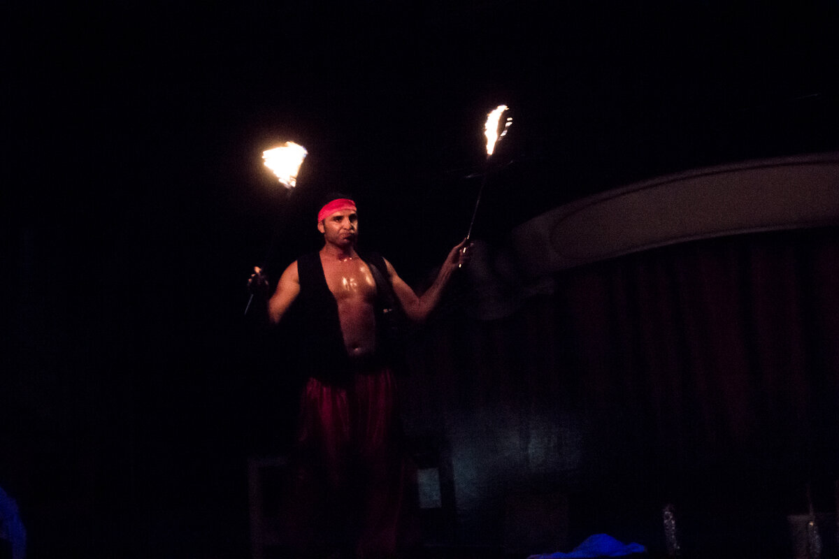 Он же. Набрал в рот керосину чтобы плюнуть огнём.