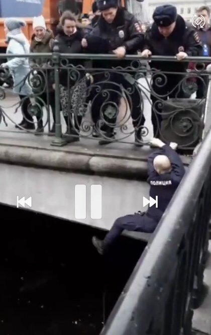 Дмитрий Зайцев спускается в канал Грибоедова для спасения человека. Фото взято из сети интернет.