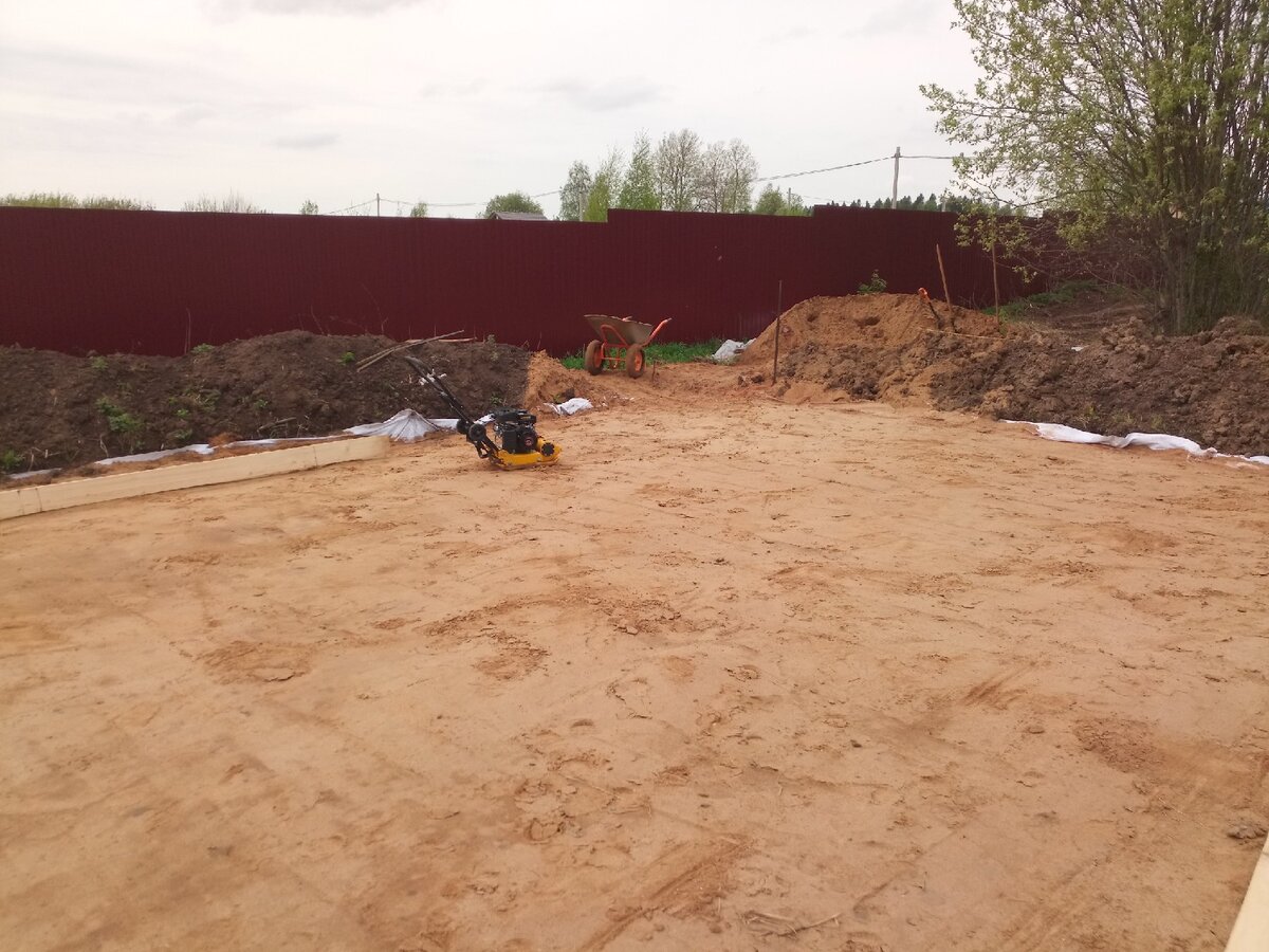 основание для каркасного бассейна. плитный фундамент. фундамент для дачного дома. грунт для засыпки участка. подготовка территории под застройку.