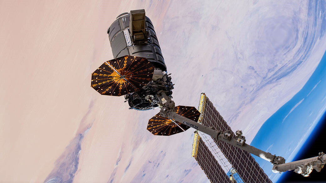 Манипулятор захватывает космический грузовик Сигнус. Источник фото: nasa.gov