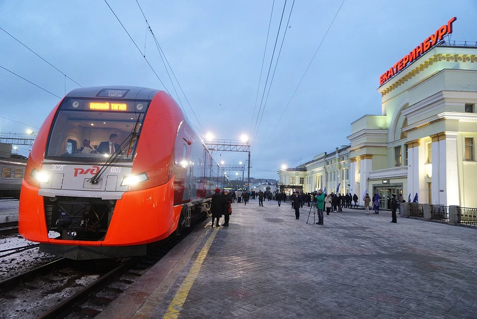 Вокзал екатеринбург поезда. Ласточка Курган Екатеринбург. Пассажирский поезд. Поезд Екатеринбург. Поезда Свердловской ЖД.