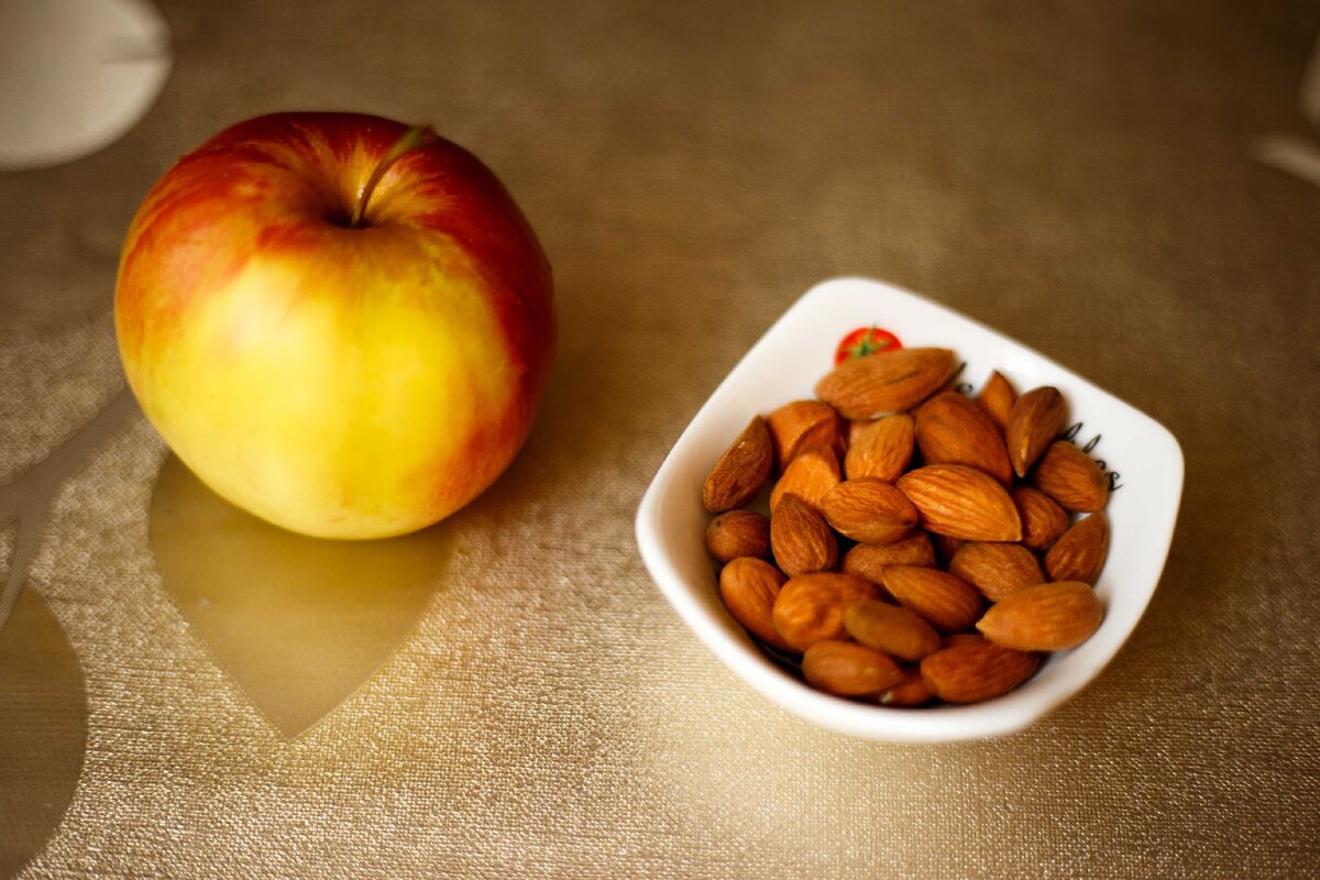 Яблоко маленькое 60 гр. ( 28,2 ккал  Б 0,24  Ж 0,24 У 5,88), миндаль 20 гр.( 129 ккал Б 3,72 Ж 11,54 У 3,24)