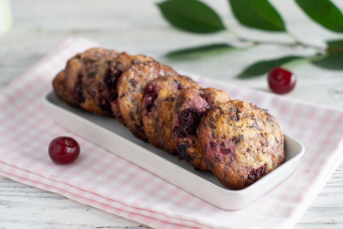 Вишня добавляет этому постному печенью интересную кислинку