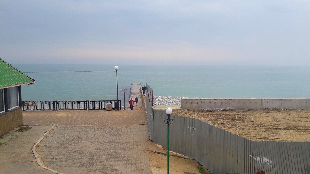 Стык старой набережной и начала новой, где идет стройка (фото автора)