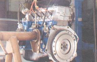 ПОЛЕЗНЫЙ СОВЕТ
 Если есть возможность, работайте на специальном поворотном стенде (показанном или аналогичном), обеспечивающем доступ к двигателю со всех сторон, так как двигатель очень тяжело удержать от перемещения при отворачивании деталей крепления, затянутых большим моментом.
