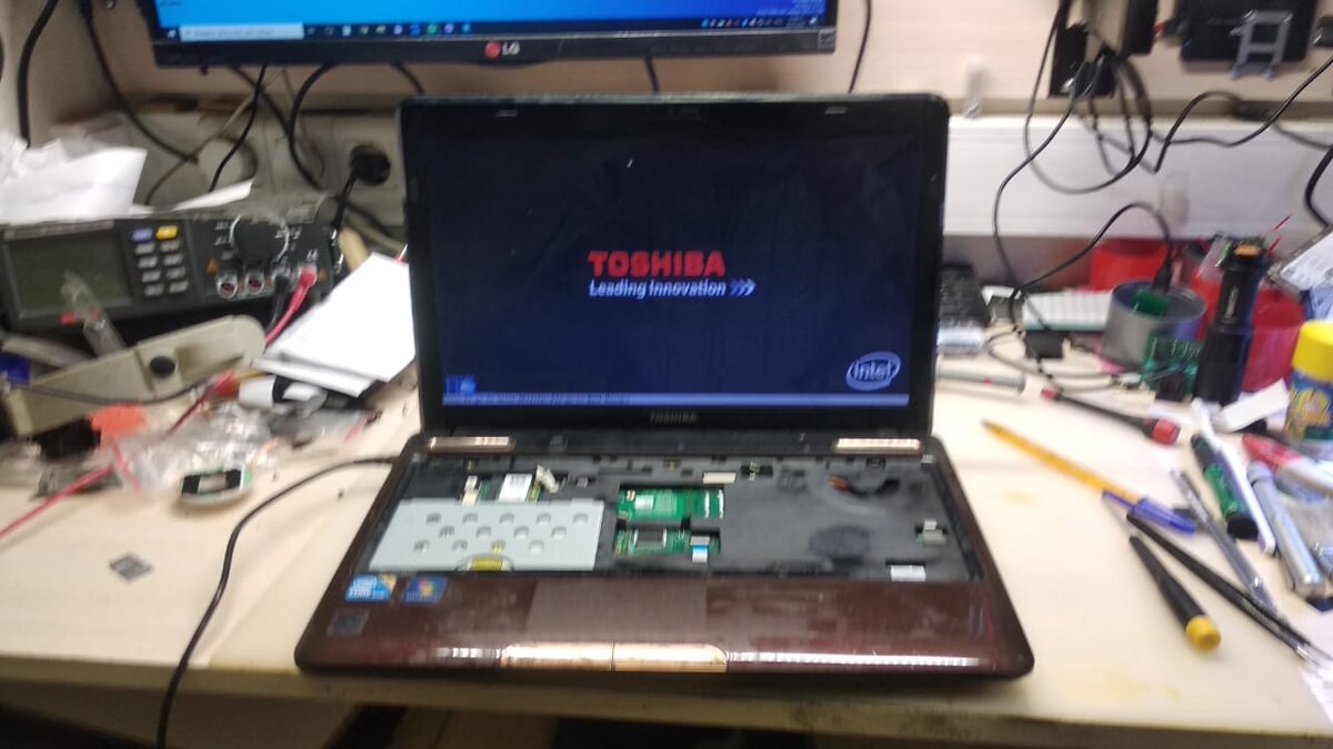 Чистка ноутбука Toshiba от пыли. Замена термопасты