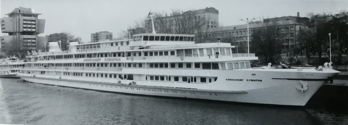 «Александр Суворов» — круизный четырёхпалубный дизель-электрический теплоход.