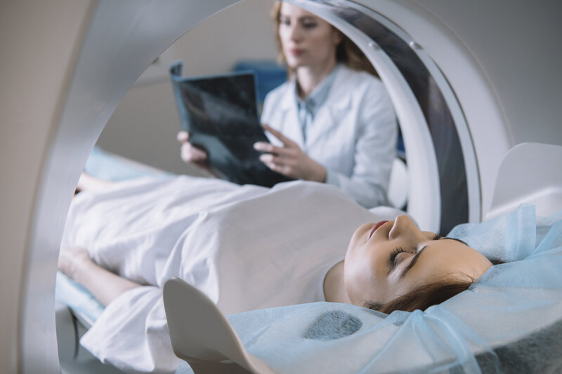 Рентгенографию и компьютерную томографию во время беременности проводят только в крайних случаях. При этом область таза защищают просвинцованными пластинами.