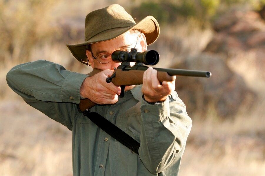 Тренируйтесь вхолостую, не отрывая щеки от приклада. Оба глаза держите открытыми. Старайтесь не менять стойку до, во время и после выстрела…