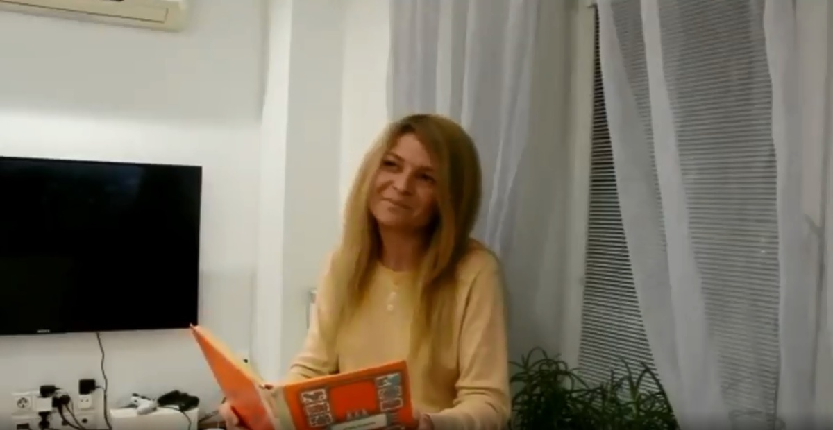 Анастасия читает сказку детям