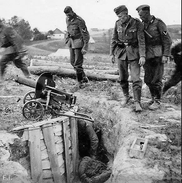 Немецкие солдаты рядом с погибшим расчётом станкового пулемёта "Максим".Рядом с пулемётом куча настрелянных гильз и пустая лента.Мужики стояли до последнего.

Окрестности Сталинграда,август 1942 года.

