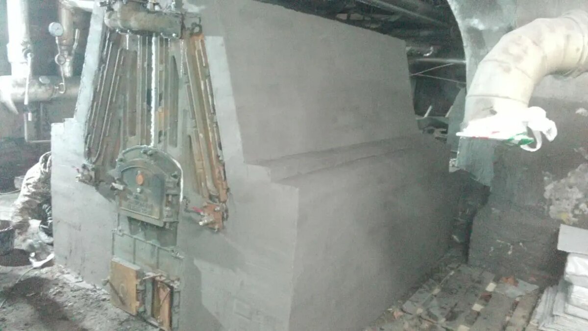 Котел чугунный Универсал-6 в обмуровке