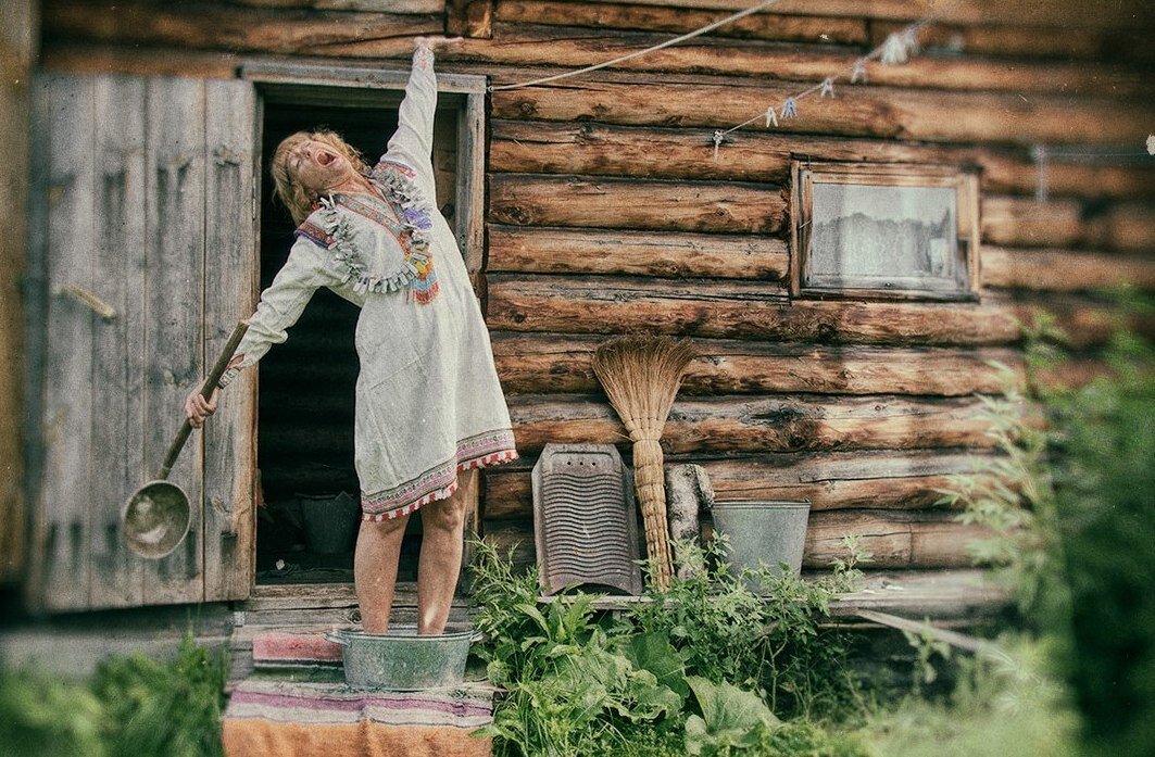 Лето в деревне с баней. Доброе утро в избе в деревне. Девушка в избе. Баня летом в деревне.