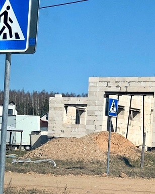 Белорусская шутка: водители БелАЗа смотрят на знаки только из любопытства(моё фото).