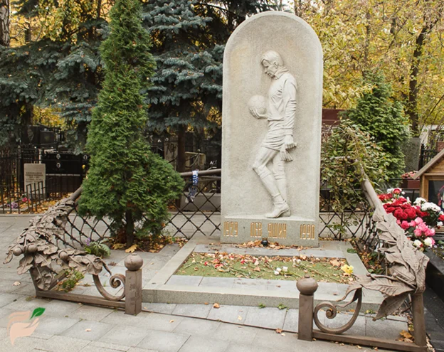 Фото у могилы Льва Яшина, на Ваганьковском кладбище, - Фото@Mail.Ru