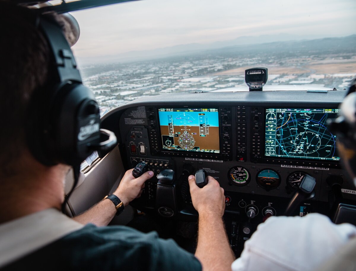 Пилотажно-навигационный прибор Garmin G1000 в кабине наиболее применяемого  для первоначального обучения самолета Cessna-172S