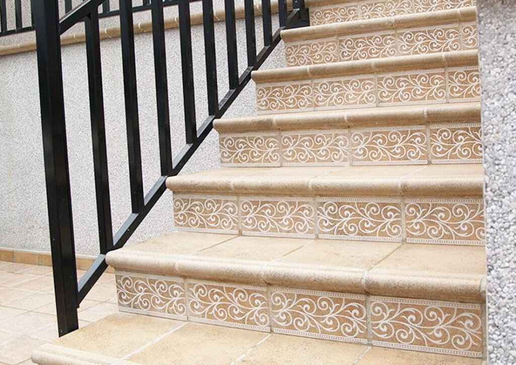 Выбирая плитку, стоит отдать предпочтение моделям с противоскользящей, шероховатой поверхностью.