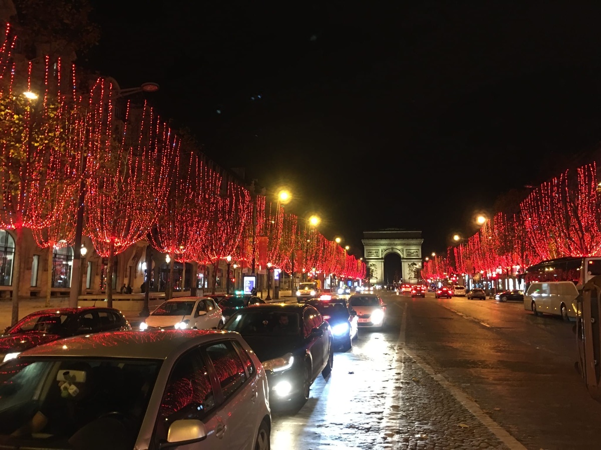 Кабаре находится на знаменитых Елисейских полях.