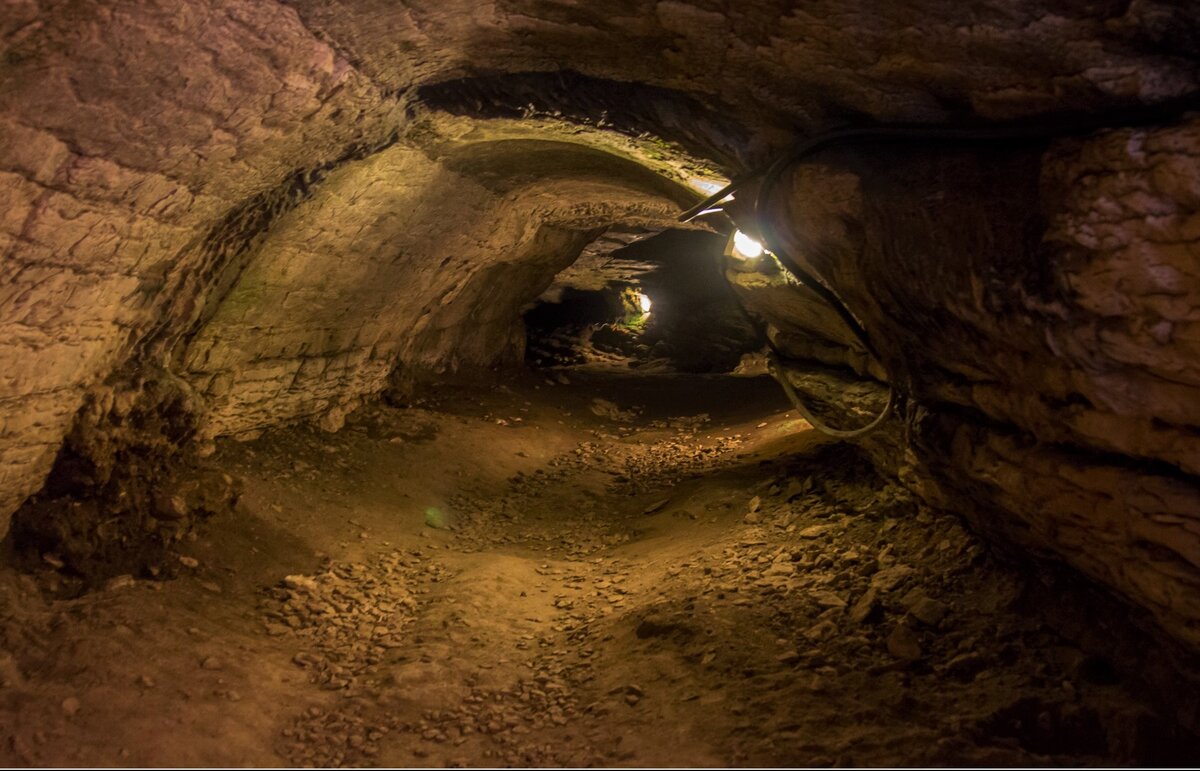 Идти по коридору пещеры придется пригнувшись. Свод низкий