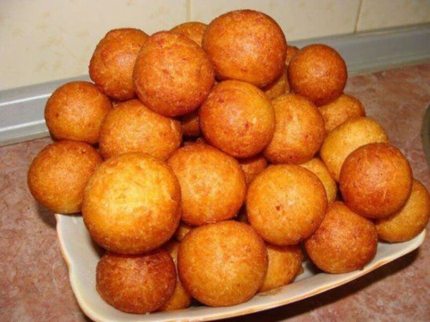  Ингредиенты:
- 250 гр творога
- 1 яйцо
- 5-6 столовых ложек сахара
- 1,5 стакана муки
- 1/2 без горки чайной ложки соды
- сахарная пудра
⠀
Взбиваем яйцо с сахаром, добавляем творог и соду. Перемешиваем так, чтобы не осталось творожных комочков.
Добавляем муку и месим тесто. Даем тесту постоять минут 15-20. Потом катаем колбаски, режем на брусочки, из брусочков катаем шарики (не очень большие, т.к. при жарки они немного увеличатся в размерах)
В кастрюльку с горячим растительным маслом погружаем первую порцию шариков, деревянной ложкой помогаем им всплыть.
Жарить лучше на среднем огне, дав им прожариться внутри и не дать сгореть снаружи. Жарим до золотистого цвета
⠀
Готовые шарики складываем в дуршлаг, чтобы стекло лишнее масло, потом перекладываем на блюдо и уже остывшие посыпаем сахарной пудрой.