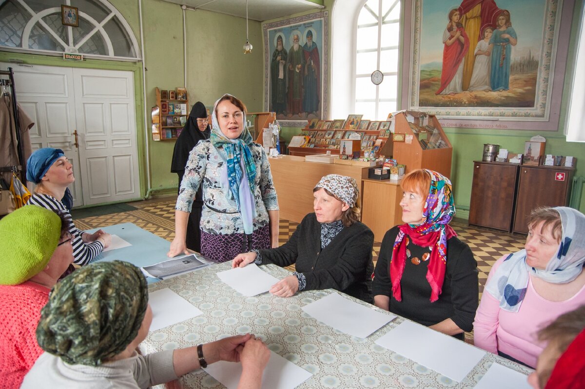 Фото - с того самого мастер-класса, в монастыре. Апрель 2019 года. Увлечённо рассказываю об иконописи перед началом мастер-класса. 
