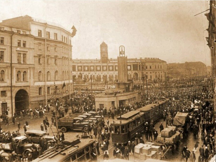 Район Николаевского (Московского) вокзала - традиционное место обитания гопников