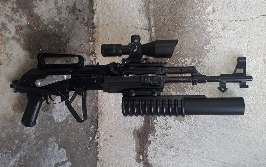 АК в китайском воплощении, дополненный всем "лучшим" с запада:  рукоять для переноски, нечто похожее на ACOG для прицеливания,  деревянная рукоять с первых АК, складной приклад - клон немецкого  Mpi-KMs и конечно американский подствольник - не беда, что без  спускового крючка. Хорош чертяка.