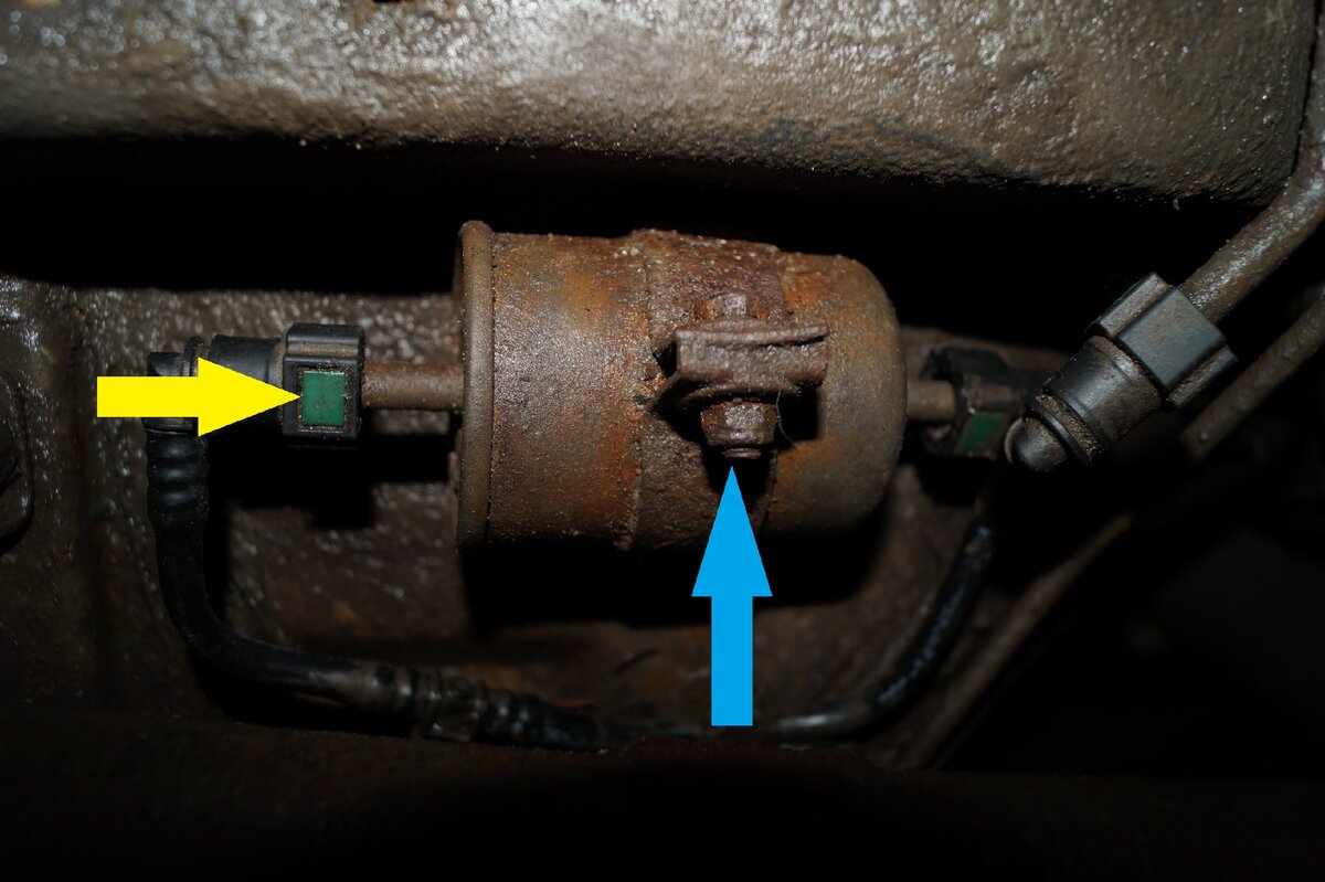 Где топливный фильтр на ниве шевроле. Топливные шланги Нива Шевроле к топливному фильтру. Топливный шланг Нива Шевроле на фильтр. Топливный фильтр Нива Шевроле. Шевроле Нива 2004 где фильтр тонкой очистки.
