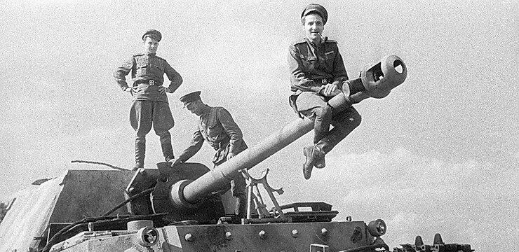 Будущий классик верхом на немецкой самоходке. Фото: Яков Халип/РИА Новости www.ria.ru
