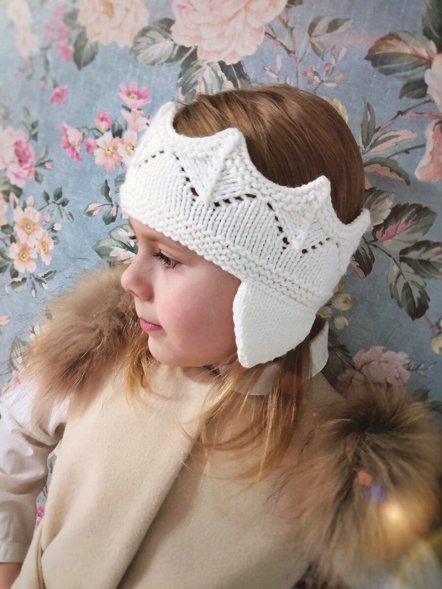 Корона для девочки спицами. Вязаная повязка корона для девочки. Вязаная повязка корона для девочки. Вязаная корона спицами. Шапка корона вязаная.