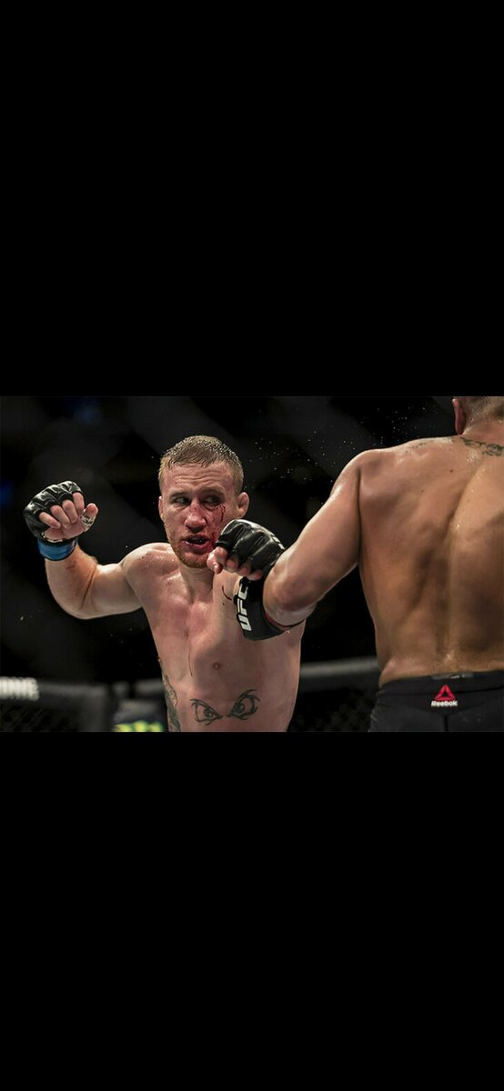 Это случилось: UFC 249 прошел в Джексонвилле! Первый за 2 месяца турнир лучшего MMA-промоушена не подкачал. Мощные бои, красивые нокауты, принципиальные противостояния, а в главном событии – бой за временный титул чемпиона UFC в легком весе, за который дрались Тони Фергюсон и Джастин Гэтжи.

В Гэтжи не особо верили, но он прервал серию Фергюсона из 12 побед, показав очень умный поединок. Удары Джастина – просто невероятные. За 5 раундов он превратил лицо Тони в кровавое месиво, из-за чего судья остановил бой за полторы минуты до конца.

***
Тони Фергюсон начал бой в обычной для себя манере: с нестандартного передвижения и ударов под разными углами. А вот Джастин Гэтжи удивил. Он не безрассудно пер вперед, как примерно во всех поединках, а вовремя отходил и пытался нащупать дистанцию. При этом Гэтжи по-прежнему выцеливал мощные одиночные удары.

Во втором раунде Фергюсон чуть увеличил преимущество благодаря давлению, а в конце пятиминутки отправил соперника в нокдаун, но не успел добить из-за сирены.

После этого инициативу начал забирать уже Гэтжи. Он все чаще попадал жесткими ударами, но Фергюсон чудом выдерживал их. Тем не менее, общее количество все больше сказывалось на Тони, поэтому к пятому раунду он уже избегал разменов, пару раз откровенно убегая.

Ключевой момент произошел за полторы минуты до конца: после очередного пропущенного джеба Фергюсон отвернулся и попятился, находясь в очень тяжелом состоянии, из-за чего судья Херб Дин остановил бой.
