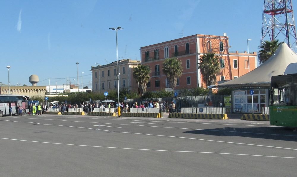 В порт Чивитавеккья, ближайший к Риму мы прибыли в 7 утра. Он достаточно удобный для «неорганизованных» туристов – по самому порту ходят бесплатные шаттл-автобусы, которые довезут вас от корабля до выхода из порта.
До Рима около 70км и у вас есть выбор:
- доехать до Рима на электричке (автобус от порта до вокзала 2 Евро и далее электричка (5Евро) каждые полчаса – через полтора часа вы будете в центре Рима.
- воспользоваться такси – около 120Евро в одну сторону и час езды
- или сделать как мы:


