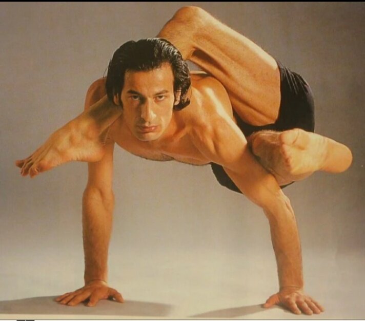 Очень гибкий человек. Самый гибкий человек в мире мухтар гусенгаджиев. Человек-змея мухтар гусенгаджиев. Очень гибкий человек. Очень гибкий человек.