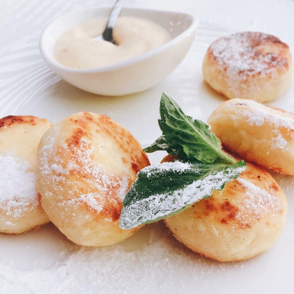 Сколько же стоит завтрак на самом деле  
Обычно в ресторане или кафе мы на завтрак заказываем кофе и круассан или сырники 

О круассан мы поговорим в следующий раз
А вот о сырниках расскажу прямо сейчас 

Как говорилось в предыдущих статьях, в каждом заведении своя ценовая политика
Так же мы обсуждали рецепт настоящих сырников, к сожалению в некоторые рецепты для удешевления добавляют манку, но что если мы будем готовить настоящие оригинальные сырники, именно такие, которыми они должны быть? 

Так вот, в предыдущем посте можно узнать рецепт сырников
А сейчас расскажу про финансовую составляющую и сколько на самом деле зарабатывают рестораторы

Для приготовления мы брали:

Творог ~400-500гр 
Яйца ~1-2 штуки 
Мука ~100-200гр 
Растительное масло ~ 1-2 чайнике ложки 
Сахар ~2-3 чайные ложки 
Ванильный сахар ~ 3-4 чайные ложки 

Все это можно купить в обычном магазине и приготовить у себя дома на плите.

Если мы пойдём в магазин то увидим:

Творог можно купить от 30₽ за 100гр, это значит что 500гр второго нам обойдётся в 150₽ 

Яйца десяток стоят в среднем от 50₽ 
Значит 2 яйца нам обойдутся всего 10₽ 

Килограмм муки для нас будет стоить 90₽ 
Нам понадобится около 100 гр 

Масло и сахар в целом можно даже не учитывать, все знают сколько это стоит

И того при подсчете себестоимости 600гр сырников выходит не больше 170₽ 
У меня при приготовлении получилось 26 штук 
При таком количестве и сервировка будет довольно щедрая 

Так вот, если 600гр сырников при покупке ингредиентов в розницу стоит 170₽ 
Значит при оптовом прайсе можно вычесть процентов 30-40

Затем поделим сумму на 4, так как редко в ресторанах подают полукилограммовые порции

И так мы получаем:
(170-30%)/4= 30₽ за порцию 

Если взять сеть Take and Wake, то у них каждая порция упакована в крафтовую коробку 
Стоимость коробки не превышает 10₽ 

И того себестоимость одной порции 200гр фасованная в коробку составляет 30₽ 

А теперь сколько же зарабатывают на этом кофейни? 
Из тех что мы перечислили меньше всех зарабатывает кофейня Take and Wake. Всего 80₽ за порцию

На втором месте Roaster coffee 
Они с одной порции зарабатывают 220₽ 

На последнем месте кофемания.
Они доставляют сырники на дом фасовкой 600гр 

Из затраченных 120₽ они умудряются сделать 640₽ прибыли 