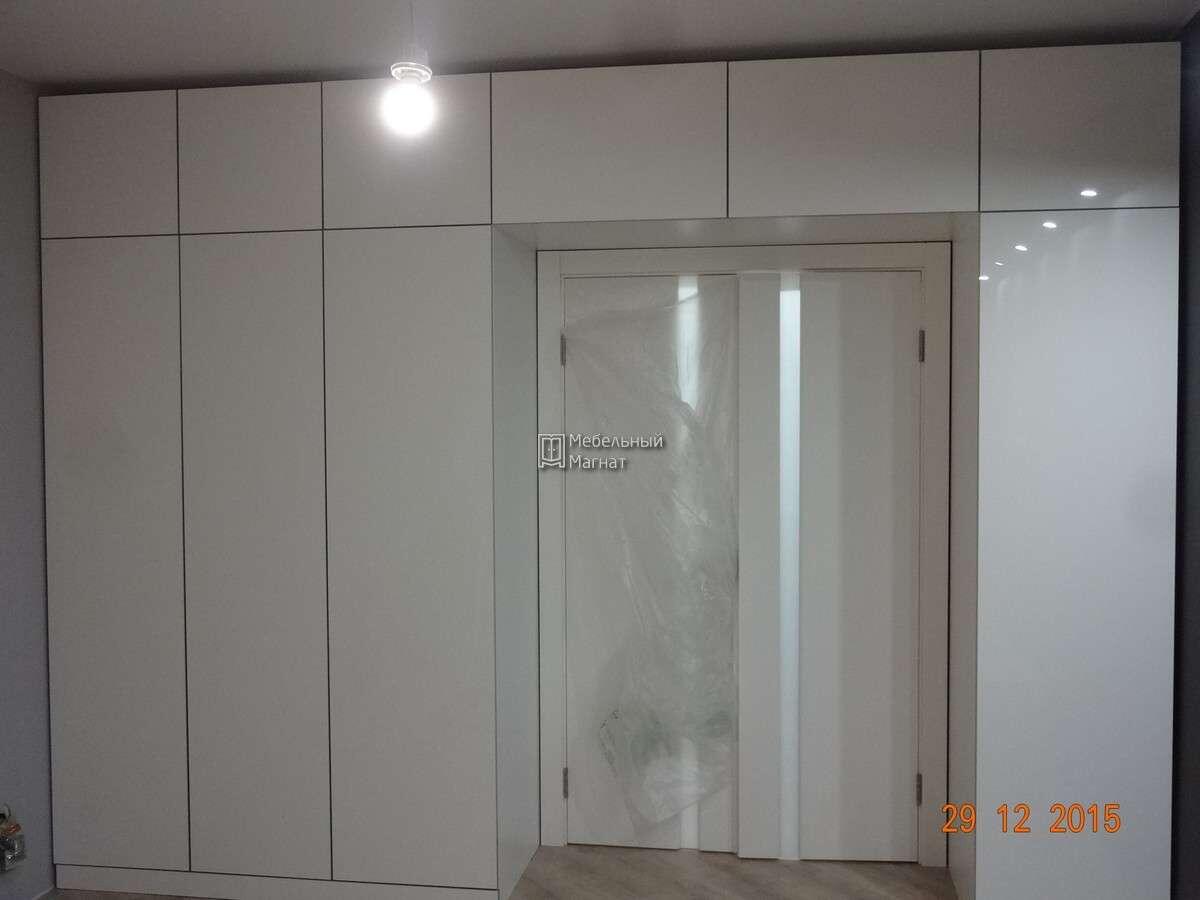 Шкафы в гостиную белый глянец — отличное решение предложил наш дизайнер на дом бесплатно. Мастера воплотили, смотрите белые тона смотрятся отлично, дали большую гарантию на качество.