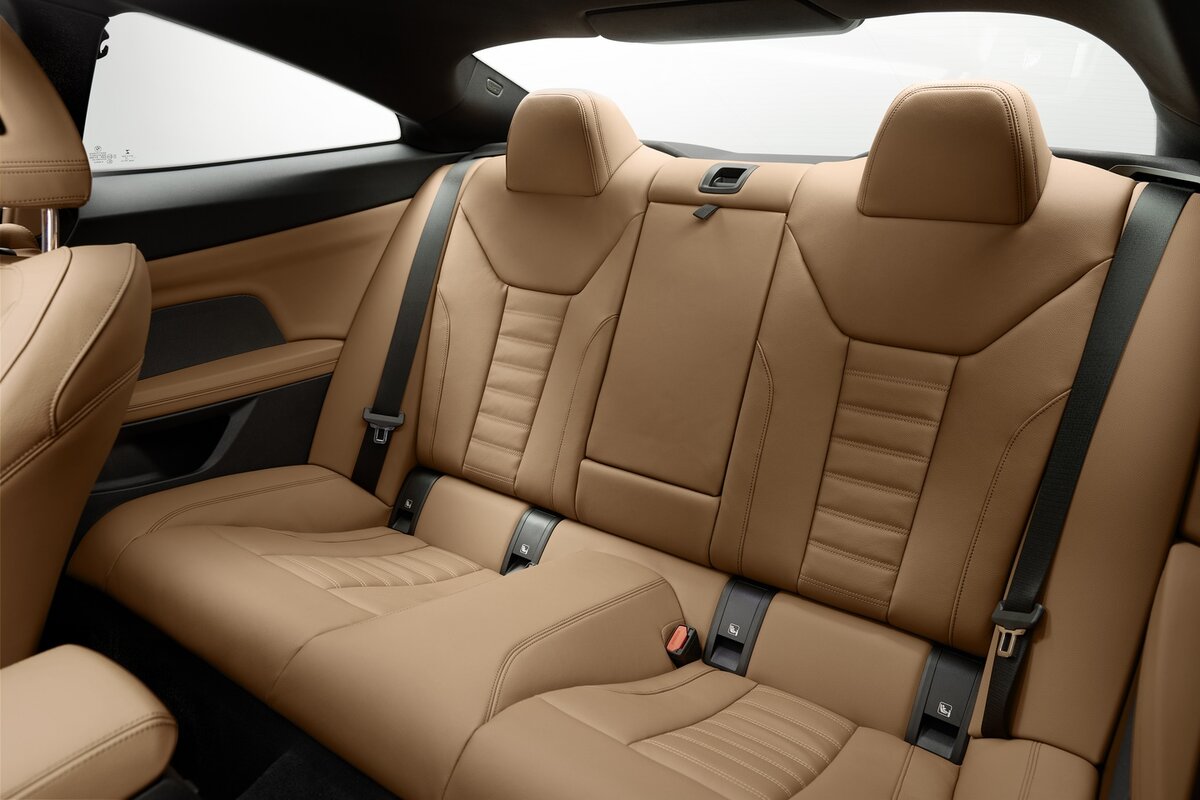BMW 8 серия (вид задних пассажирских мест, в кремовой расцветке) 