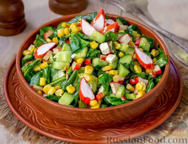 крабовые палочки, шпинат, огурцы свежие, кукуруза консервированная, сыр фета, масло оливковое, соус соевый, порошок чесночный, перец чёрный молотый