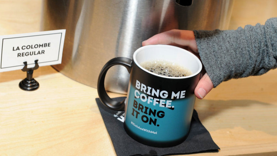 Рабочий получает чашку кофе во время фестиваля стервятников в Нью-Йорке. Все реагируют на кофеин по-разному, но почему? 