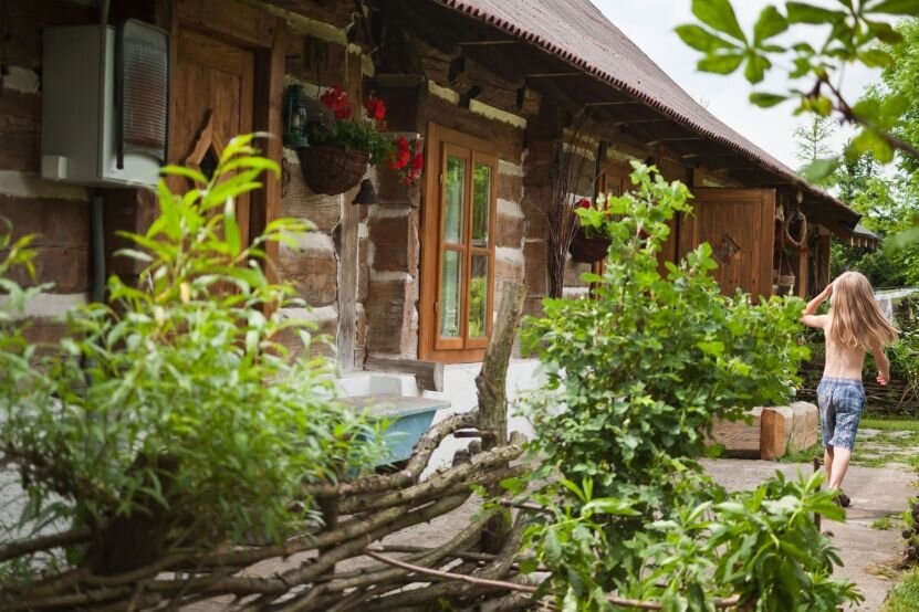 Загородный дом для большой семьи. Девушка в деревенском доме стол накрывает. Чистота в деревенском доме. Дома не хватает. Мемы про карантин.