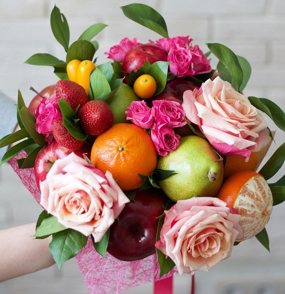 Если вы хотите создать полноценную компанию, занимающуюся фруктовыми букетами, обязательно необходимо нанять помощников-флористов. Сразу же создайте собственный сайт в Интернете и предложите потенциальным клиентам на выбор, как минимум, 𝟐𝟎-𝟐𝟓 композиций. То есть перед этим придется основательно потрудиться. 
Обязательно включите в перечень своих услуг доставку готовых изделий. Развозить букеты по адресам на первых порах можно самостоятельно, но в дальнейшем, при успешном развитии бизнеса, целесообразно нанять курьера.

Изготовление букетов из фруктов — сфера достаточно новая. Как показывает практика, окупаемость проекта крайне оперативна. Стартовые вложения в размере 𝟓𝟎 𝟎𝟎𝟎 рублей возвращаются уже в первый месяц работы.