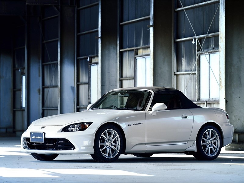  
 Спортивный родстер Honda S2000 давно стал историей, он выпускался с 1999 по 2009 год. Еще при своей жизни модель считалась культовой — и этот статус на вторичном рынке с годами только усиливается 
По этой причине Honda Access, подразделение Honda по производству тюнинговых запчастей, в честь 20-летия родстера разработала для него новый аэродинамический обвес кузова и ряд других aftermarket-деталей.

Собственно, весь «обвес» — это оригинальный передний бампер и лип-спойлер на крышку багажника. Из-за нарочито выраженной формы бампер увеличивает общую длину спорткара. По заявлению производителя, этот элемент улучшает обтекаемость кузова и даже повышает стабильность родстера на высокой скорости.