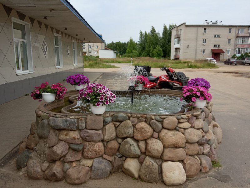 Даже фонтан исправно работает