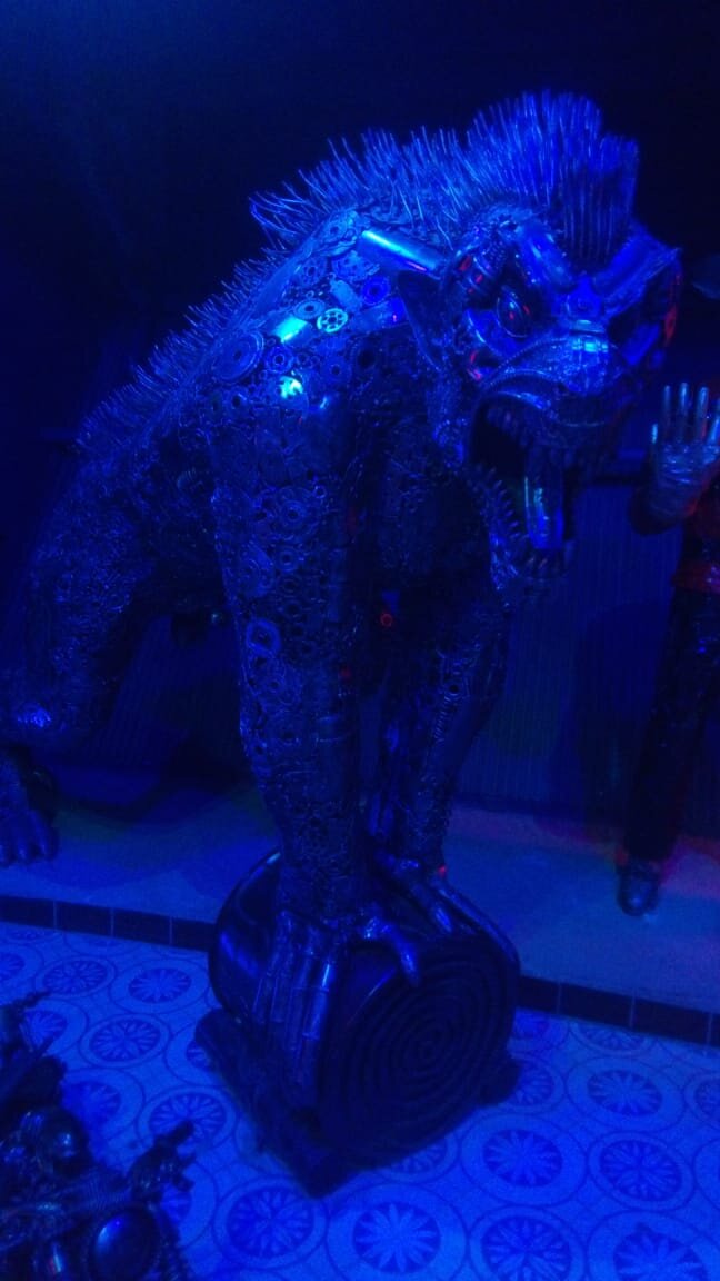 Вот таких необычных представителей из мира ужасов, мы там встретили, завораживает неправда ли?      Чтобы не забыть пишу сколько стоит вход в музей.      Если честно, я не очень помню из какого кино это чудо.                                                                                               