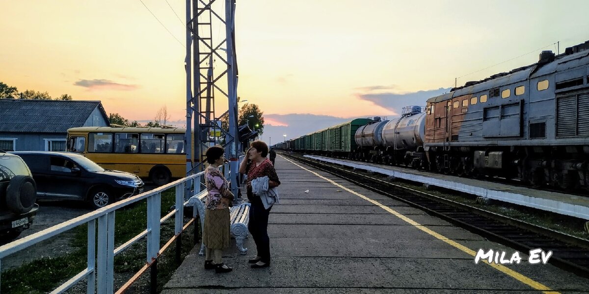 на фото: перрон вокзала в Пинюге, лето 2019