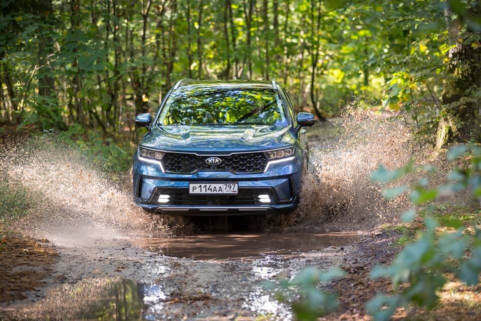 KIA Sorento с полным приводом может проехать по лужам и талому снегу, но не пытайтесь заходить слишком глубоко.