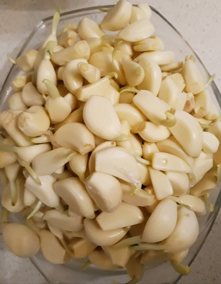 Чеснок почистили